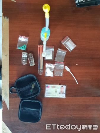 ▲台南少年警察隊破獲永康巴洛克式豪宅毒品據點，查扣多項毒品與空氣槍2把。（記者林東良翻攝，下同）