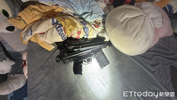 ▲台南少年警察隊破獲永康巴洛克式豪宅毒品據點，查扣多項毒品與空氣槍2把。（記者林東良翻攝，下同）