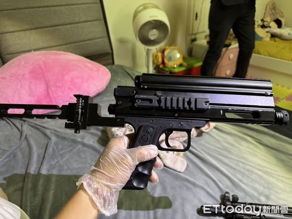 ▲台南少年警察隊破獲永康巴洛克式豪宅毒品據點，查扣多項毒品與空氣槍2把。（記者林東良翻攝，下同）