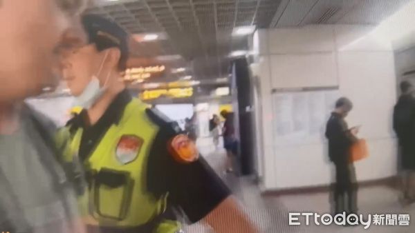 ▲波蘭籍男子特由斯因猥褻熱褲妹蜜臀遭警方逮捕依涉犯強制猥褻罪嫌移送。（圖／記者張君豪翻攝）