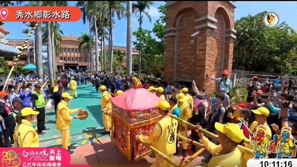 ▲白沙屯媽祖進秀水高工。（圖／翻攝自白沙屯拱天宮直播）