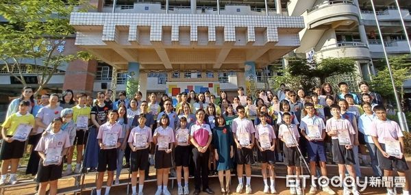 ▲屏東縣南榮國中舉辦「母親節洗腳謝恩活動」             。（圖／南榮國中提供）