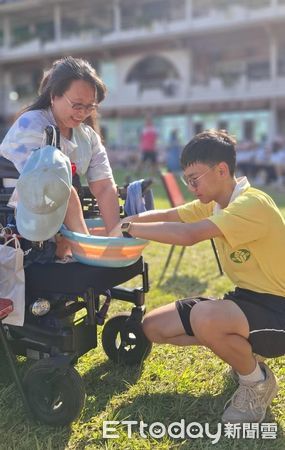 ▲屏東縣南榮國中舉辦「母親節洗腳謝恩活動」             。（圖／南榮國中提供）