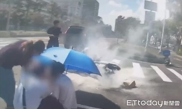 ▲▼高雄小貨車右轉擊落19歲男騎士　零件散落狂竄白煙！驚險畫面曝。（圖／記者賴文萱翻攝）