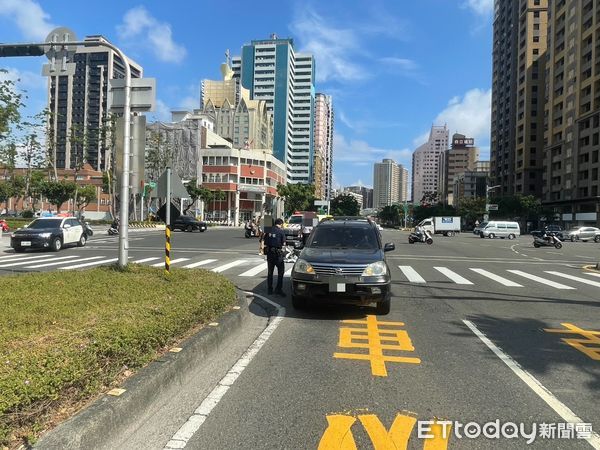 ▲▼高雄小貨車右轉擊落19歲男騎士　零件散落狂竄白煙！驚險畫面曝。（圖／記者賴文萱翻攝）