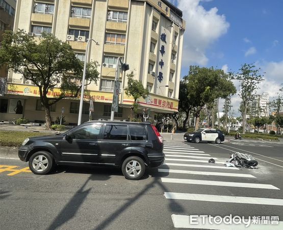 ▲▼高雄小貨車右轉擊落19歲男騎士　零件散落狂竄白煙！驚險畫面曝。（圖／記者賴文萱翻攝）