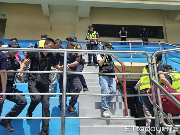 ▲▼台中警方為因應世壯運在清水進行自行車比賽，上午進行爆裂物演練。（圖／警方提供，下同）