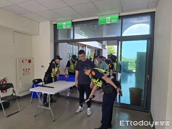 ▲▼台中警方為因應世壯運在清水進行自行車比賽，上午進行爆裂物演練。（圖／警方提供，下同）