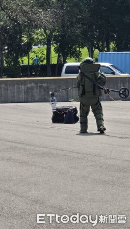 ▲▼台中警方為因應世壯運在清水進行自行車比賽，上午進行爆裂物演練。（圖／警方提供，下同）