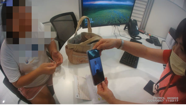 ▲彰化中年女子落入跨國詐騙衝銀行領49萬元遭阻。（圖／警方提供）