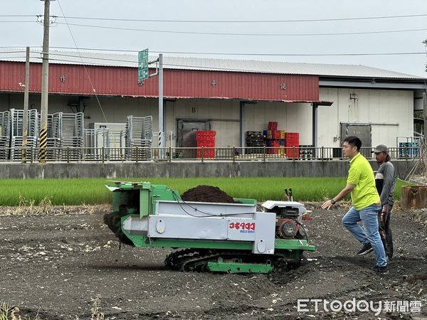 ▲雲林縣政府攜手雲林縣農會及莿桐鄉農會於昨日在莿桐鄉田間舉辦有機質肥料大型撒播示範觀摩會。（圖／記者游瓊華翻攝）