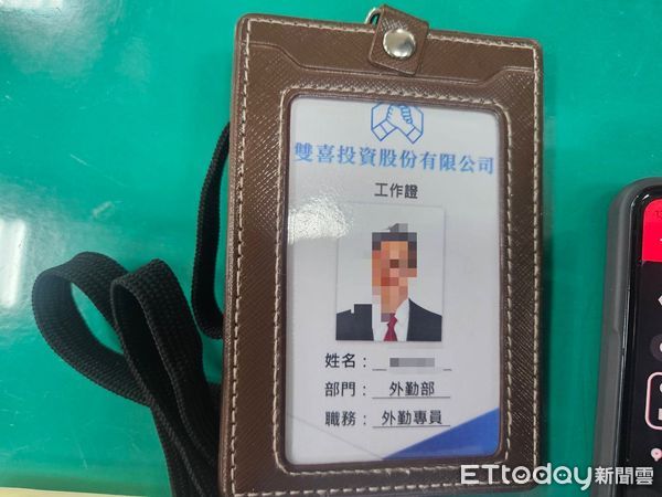 ▲張姓詐騙車手剛得款30萬，來不及交付上手被民眾檢舉，警方迅速逮捕張嫌、起獲30萬現金。（圖／記者楊永盛翻攝）