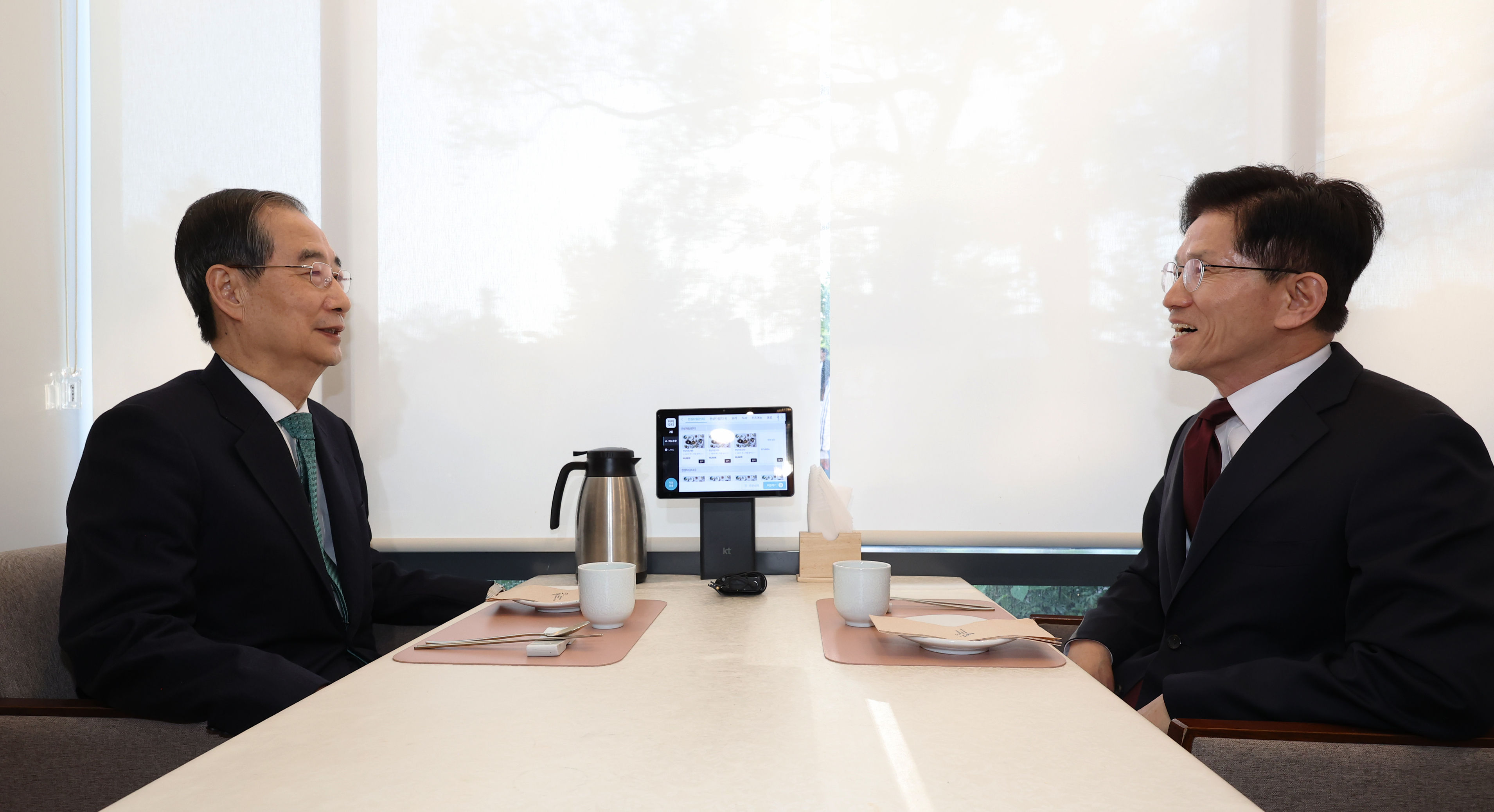 ▲▼金文洙、韓悳洙7日在首爾市鐘路區某韓式餐廳會晤，不過對於整合卻始終無法達成共識。（圖／達志影像／newscom）