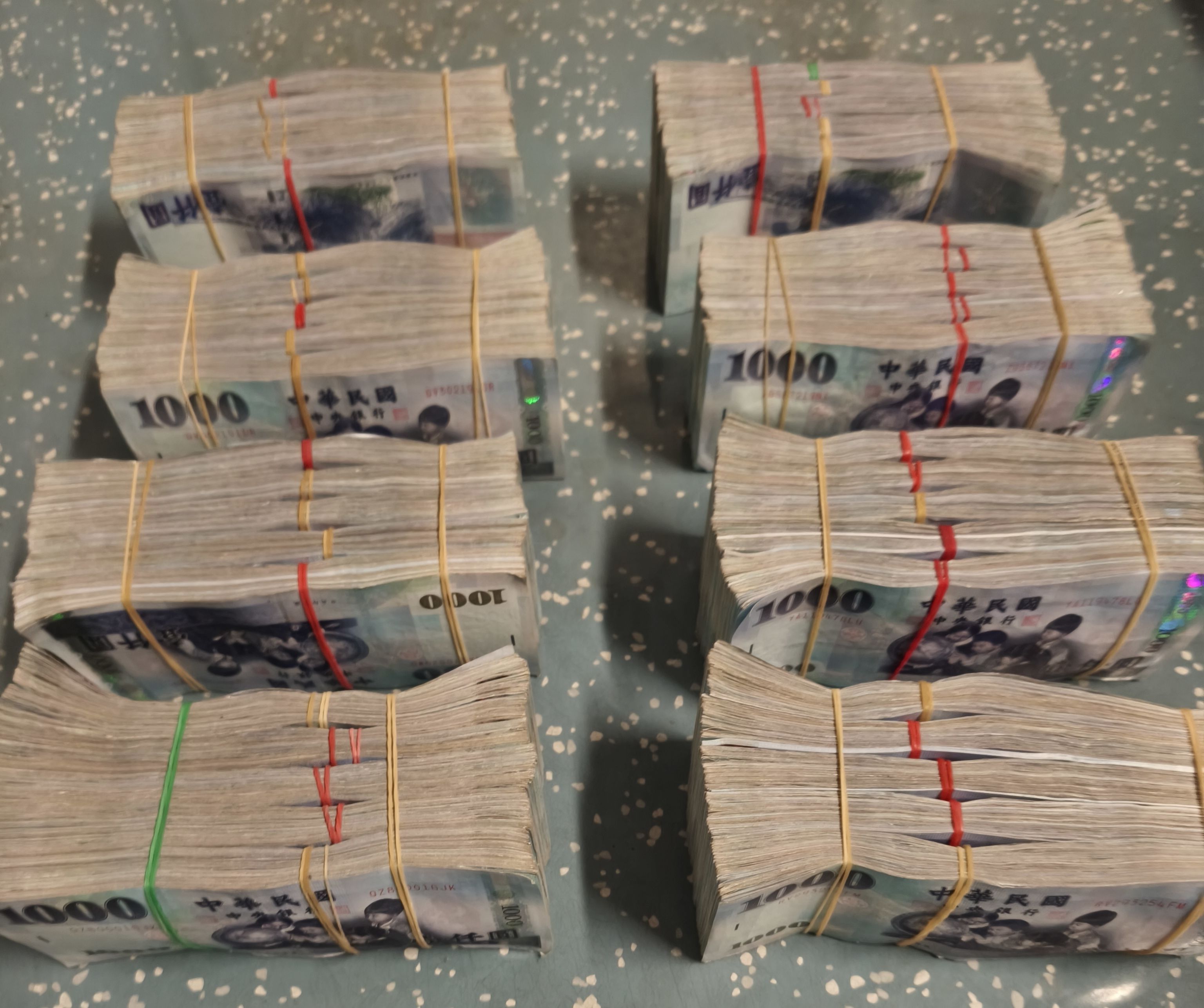 ▲越南籍石材商胡姓男子，搭乘台鐵區間車忘了帶裝有400萬元的提袋下車，所幸列車長與鐵警局警方協助尋獲，目前由台鐵新營站保管，預定8日晚上完成點交程序。（記者林東良翻攝，下同）
