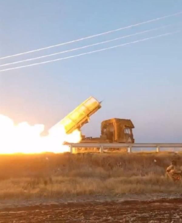 ▲▼北韓製240mm火箭砲被運用在俄烏戰場的畫面首度被公開。（圖／翻攝自Telegram@Тиск）