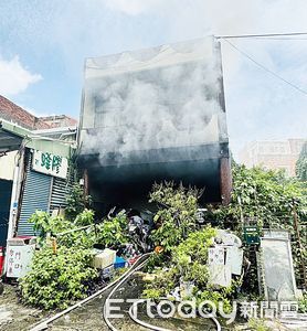 楊梅民宅大火濃煙直竄！打火弟兄搶救中　初判無人受困