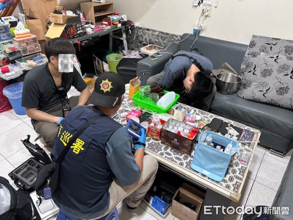 ▲海巡署台南查緝隊與警消單位攻堅破門逮獲毒販3人，現場查扣近8公斤各級毒品與18萬現金，阻斷2.5萬人次吸食毒品危機。（記者林東良翻攝，下同）