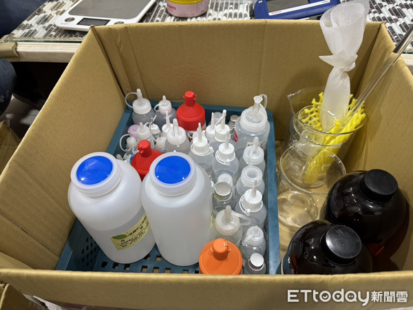 ▲海巡署台南查緝隊與警消單位攻堅破門逮獲毒販3人，現場查扣近8公斤各級毒品與18萬現金，阻斷2.5萬人次吸食毒品危機。（記者林東良翻攝，下同）