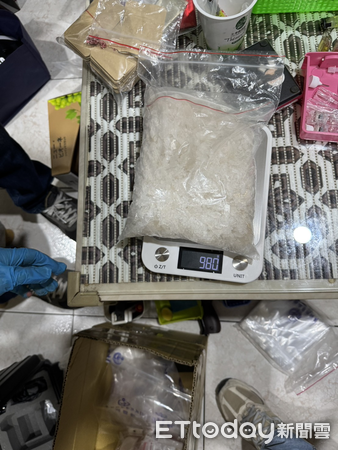 ▲海巡署台南查緝隊與警消單位攻堅破門逮獲毒販3人，現場查扣近8公斤各級毒品與18萬現金，阻斷2.5萬人次吸食毒品危機。（記者林東良翻攝，下同）