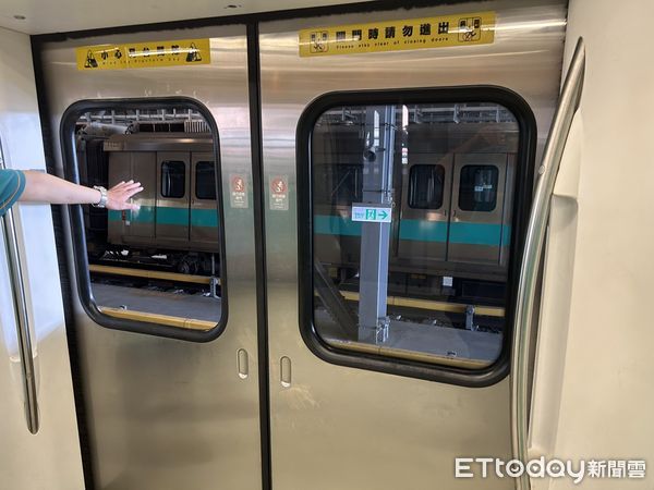 ▲高雄捷運列車行駛過程中，車窗玻璃突然掉落。（圖／記者許宥孺翻攝）
