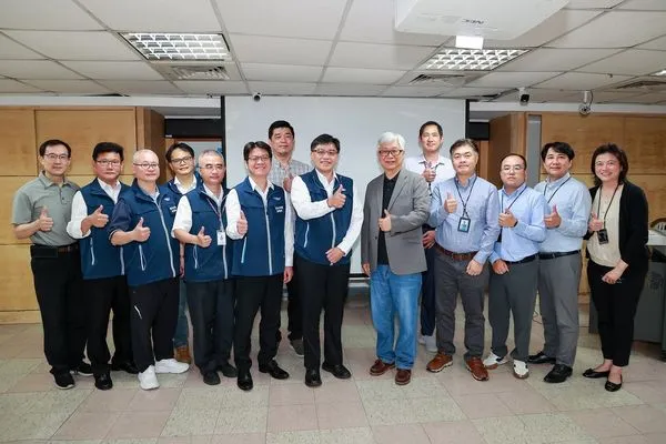 ▲台灣順豐與台北市區監理所合辦交通安全交流講座，由總經理潘逸俊(右六)及所長戴邦芳(左八)帶領相關科室主管出席，共同為強化駕駛安全努力。（圖／業者提供）