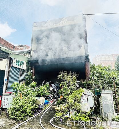 ▲桃園市楊梅區中山南路上一棟民宅今天上午11時許傳出火警，消防局楊梅分隊立即派員到場灌救。（圖／記者沈繼昌翻攝）