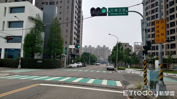 ▲台中546處閃光號誌改為紅黃綠三色。（圖／記者游瓊華翻攝）