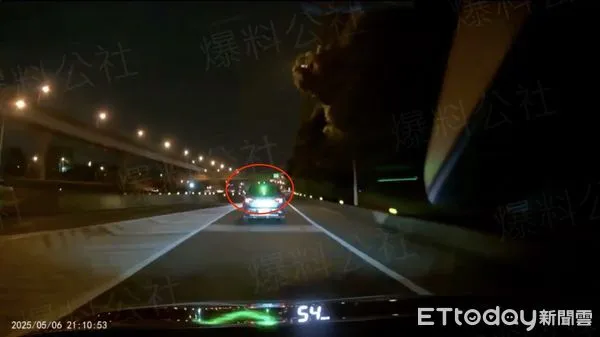 ▲▼因為會車糾紛，前車用雷射筆照後車，警方將調查開罰             。（圖／記者陳以昇翻攝）