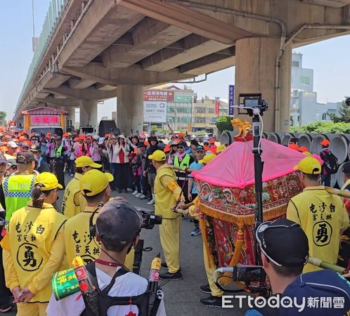 ▲▼白沙屯媽祖回鑾路線是否會轉向，烏日警方認為應該走台一線，下午已開始交管。（圖／警方提供，下同）