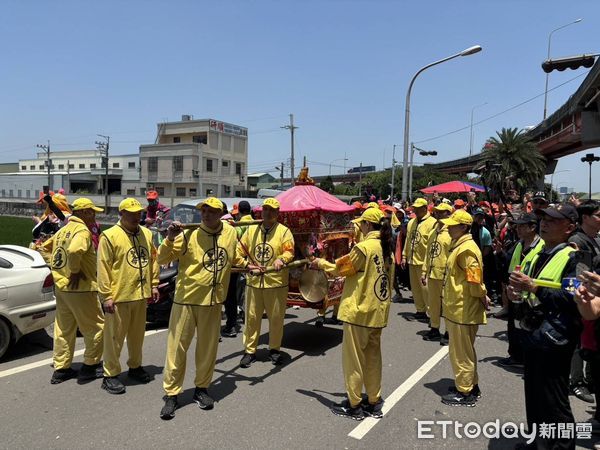 ▲▼白沙屯媽祖回鑾路線是否會轉向，烏日警方認為應該走台一線，下午已開始交管。（圖／警方提供，下同）