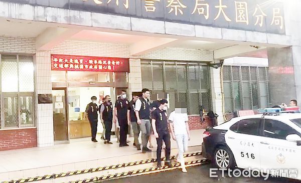 ▲桃園地院審理林姓少年車手頭遭虐殺致死棄屍案今天上午判刑出爐，圖為謝姓男子(白衣)等人被大園警分局移送桃檢偵辦。（資料照／記者沈繼昌翻攝）