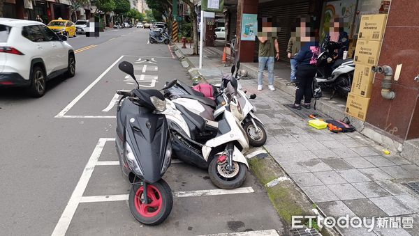 ▲曾男宿醉送小孩上課，返家途中恍神擦撞路邊機車，一名騎士險遭撞。（圖／記者陸運陞翻攝）