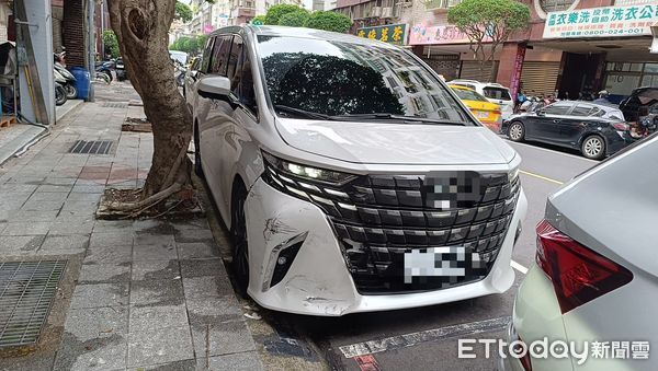 ▲曾男宿醉送小孩上課，返家途中恍神擦撞路邊機車，一名騎士險遭撞。（圖／記者陸運陞翻攝）