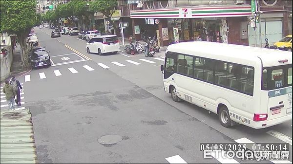 ▲曾男宿醉送小孩上課，返家途中恍神擦撞路邊機車，一名騎士險遭撞。（圖／記者陸運陞翻攝）