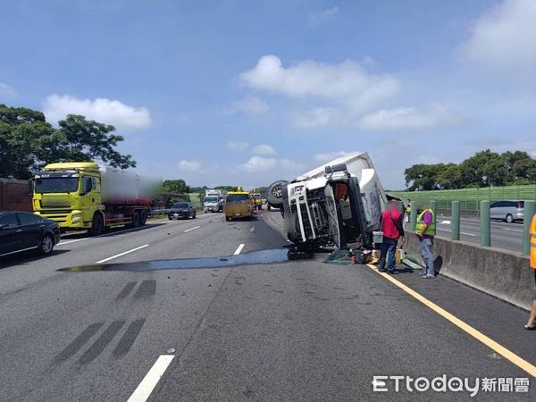 ▲國道3號苗栗苑裡路段，下午發生大貨車爆胎側翻卡中央分隔帶事故，造成南北雙向交通大打結。（圖／記者楊永盛翻攝）