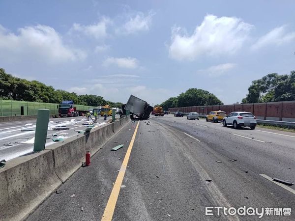 ▲國道3號苗栗苑裡路段，下午發生大貨車爆胎側翻卡中央分隔帶事故，造成南北雙向交通大打結。（圖／記者楊永盛翻攝）