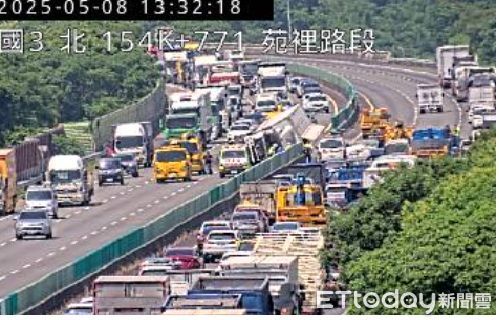 ▲國道3號苗栗苑裡路段，下午發生大貨車爆胎側翻卡中央分隔帶事故，造成南北雙向交通大打結。（圖／記者楊永盛翻攝）