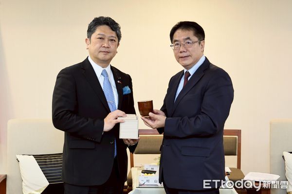 ▲金澤市長村山卓（右）今率團拜會台南市長黃偉哲（左），雙方就學生修旅與文化交流進行會談，續寫台南與金澤的八田情誼。（記者林東良翻攝，下同）