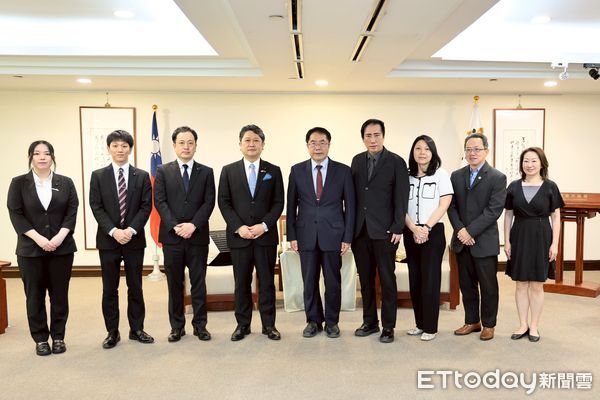 ▲金澤市長村山卓（右）今率團拜會台南市長黃偉哲（左），雙方就學生修旅與文化交流進行會談，續寫台南與金澤的八田情誼。（記者林東良翻攝，下同）