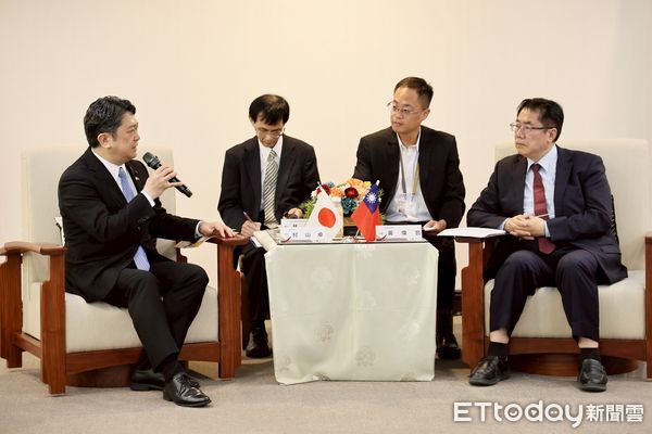 ▲金澤市長村山卓（右）今率團拜會台南市長黃偉哲（左），雙方就學生修旅與文化交流進行會談，續寫台南與金澤的八田情誼。（記者林東良翻攝，下同）