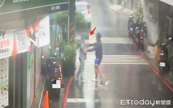 ▲▼詐騙集團取簿手陳男（紅箭頭）拿走提款卡後，埋伏員警上前逮人，警方起獲毒品安非他命、提款卡等物             。（圖／記者陳以昇翻攝）