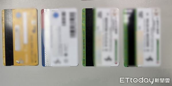 ▲▼詐騙集團取簿手陳男（紅箭頭）拿走提款卡後，埋伏員警上前逮人，警方起獲毒品安非他命、提款卡等物             。（圖／記者陳以昇翻攝）