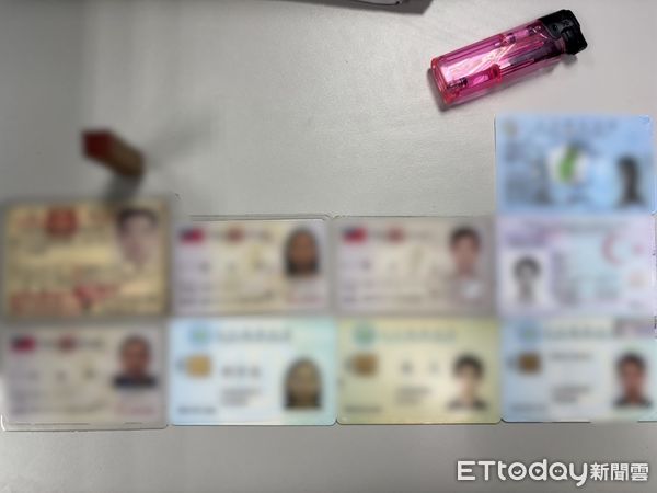 ▲▼詐騙集團取簿手陳男（紅箭頭）拿走提款卡後，埋伏員警上前逮人，警方起獲毒品安非他命、提款卡等物             。（圖／記者陳以昇翻攝）