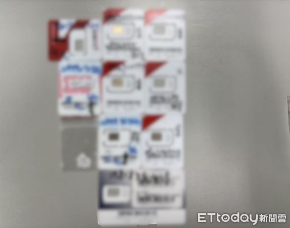 ▲▼詐騙集團取簿手陳男（紅箭頭）拿走提款卡後，埋伏員警上前逮人，警方起獲毒品安非他命、提款卡等物             。（圖／記者陳以昇翻攝）