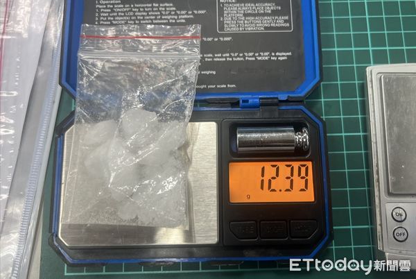 ▲▼詐騙集團取簿手陳男（紅箭頭）拿走提款卡後，埋伏員警上前逮人，警方起獲毒品安非他命、提款卡等物             。（圖／記者陳以昇翻攝）