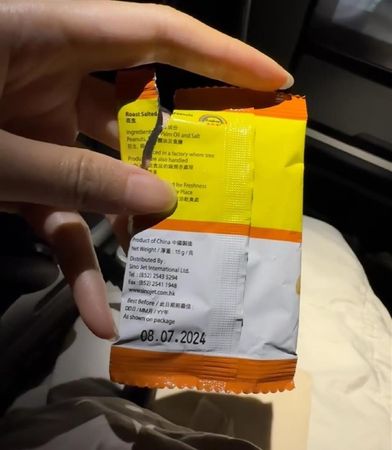 ▲▼國泰航空發放過期零食。（圖／翻攝微博）