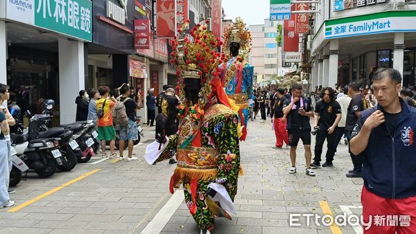 ▲▼ 為慶祝金門浯島城隍遷治345週年， 「慶賀繞境團」今(8)日下午為城隍爺出巡暖身           。（圖／記者潘鳳威攝）