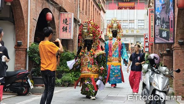 ▲▼ 為慶祝金門浯島城隍遷治345週年， 「慶賀繞境團」今(8)日下午為城隍爺出巡暖身           。（圖／記者潘鳳威攝）