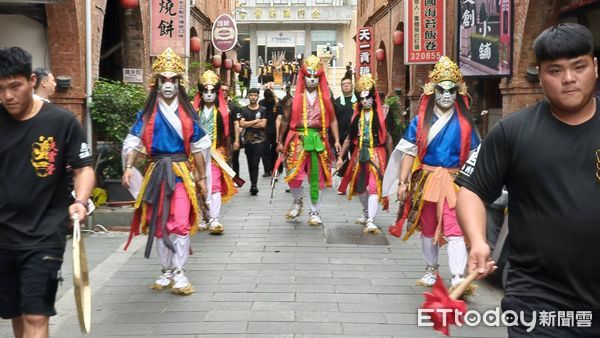 ▲▼ 為慶祝金門浯島城隍遷治345週年， 「慶賀繞境團」今(8)日下午為城隍爺出巡暖身           。（圖／記者潘鳳威攝）