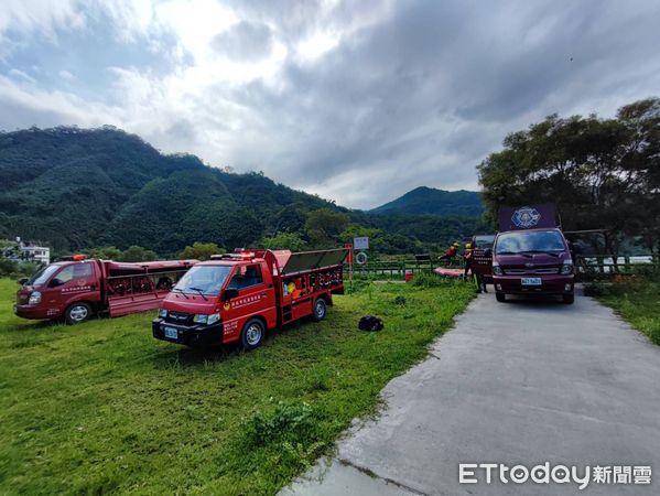 ▲新店廣興河濱公園傳出溺水意外，警消人員出動船艇救援。（圖／記者陸運陞翻攝）